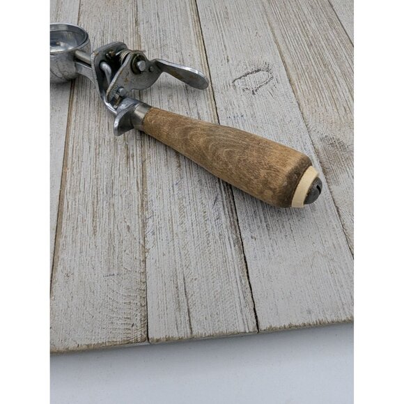 Vintage Benedict Indestructo Size 24 Wood Handle Ice Cream Scoop 2" Scoop No. 14 - Picture 2 of 7